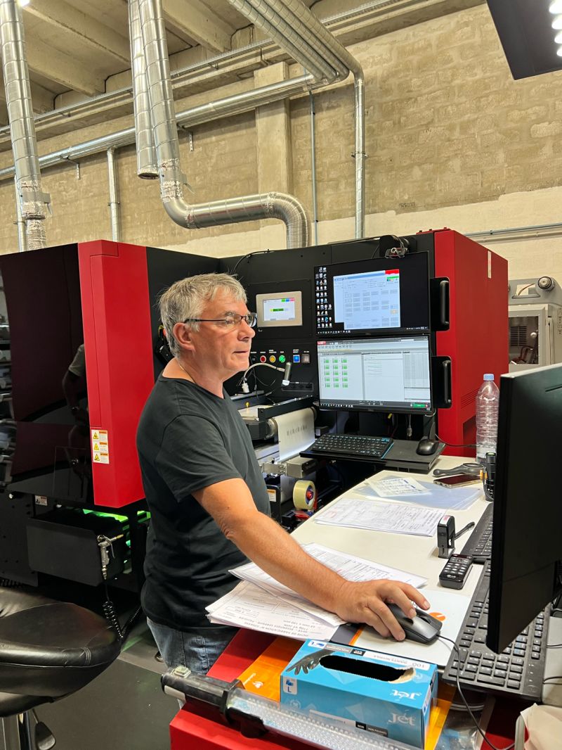 Rótulos e Etiquetas com Qualidade 3D? Xeikon Entrega!