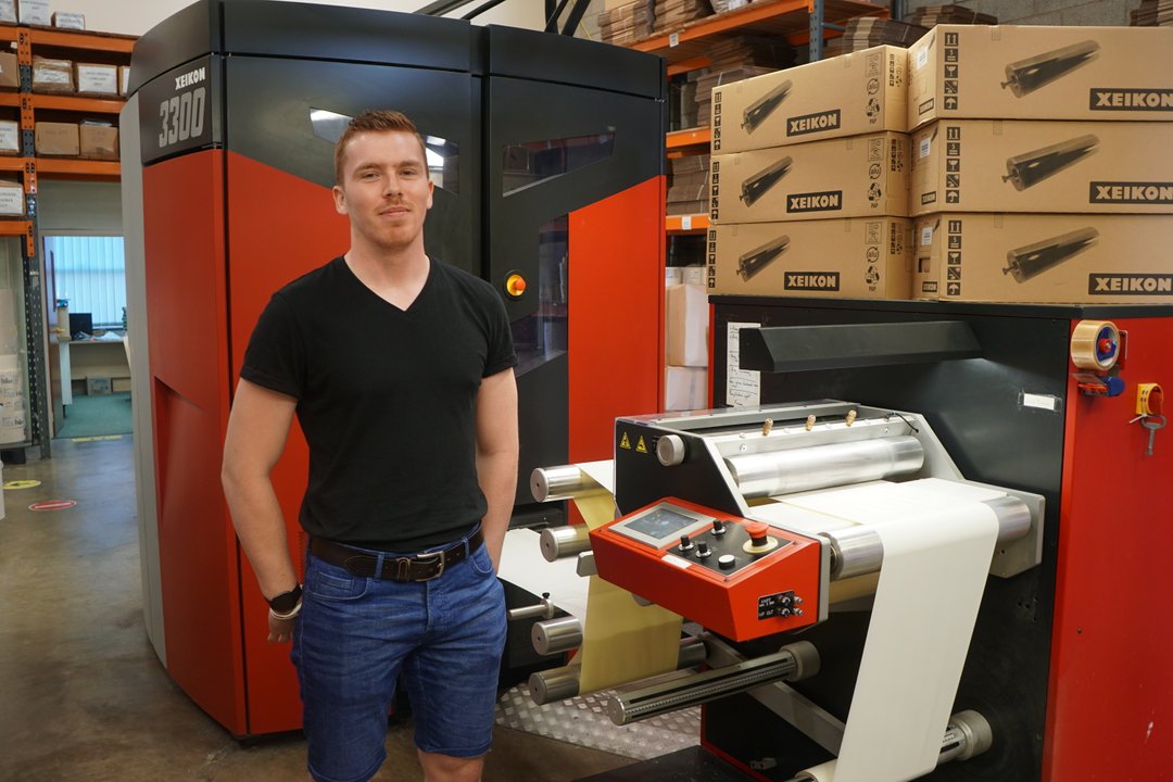“Nossa Xeikon tem uma Qualidade Premium, Ótimo Custo por Rótulos e a Entrega Rápida que precisamos!”... “Nossa Xeikon tem uma Qualidade Premium, Ótimo Custo por Rótulos e a Entrega Rápida que precisamos!”...