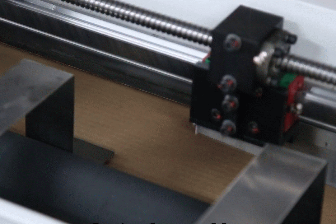 Fenda e Vinco Horizontal - AOPACK - Máquinas para Fabricar Caixas de Papelão Sob Demanda e em Série